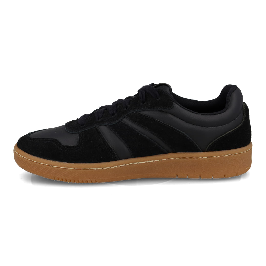 Vista lateral do tênis casual masculino preto com acabamento em couro e sola antiderrapante
